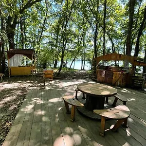 Yourte Au Bord Du Lac De Camping